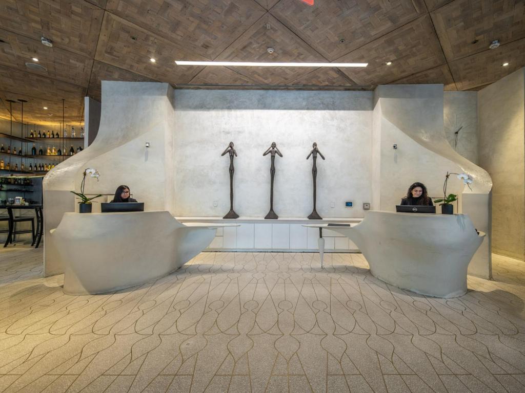 Front desk [24-hour]