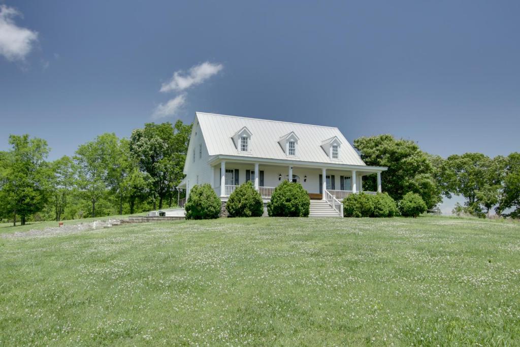 Spacious Rural Getaway in Lexington with Deck!, Lexington