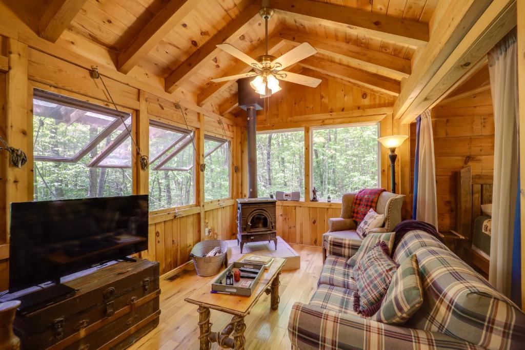 Hike, Soak and Unwind in Nature Blue Ridge Cabin, Marion