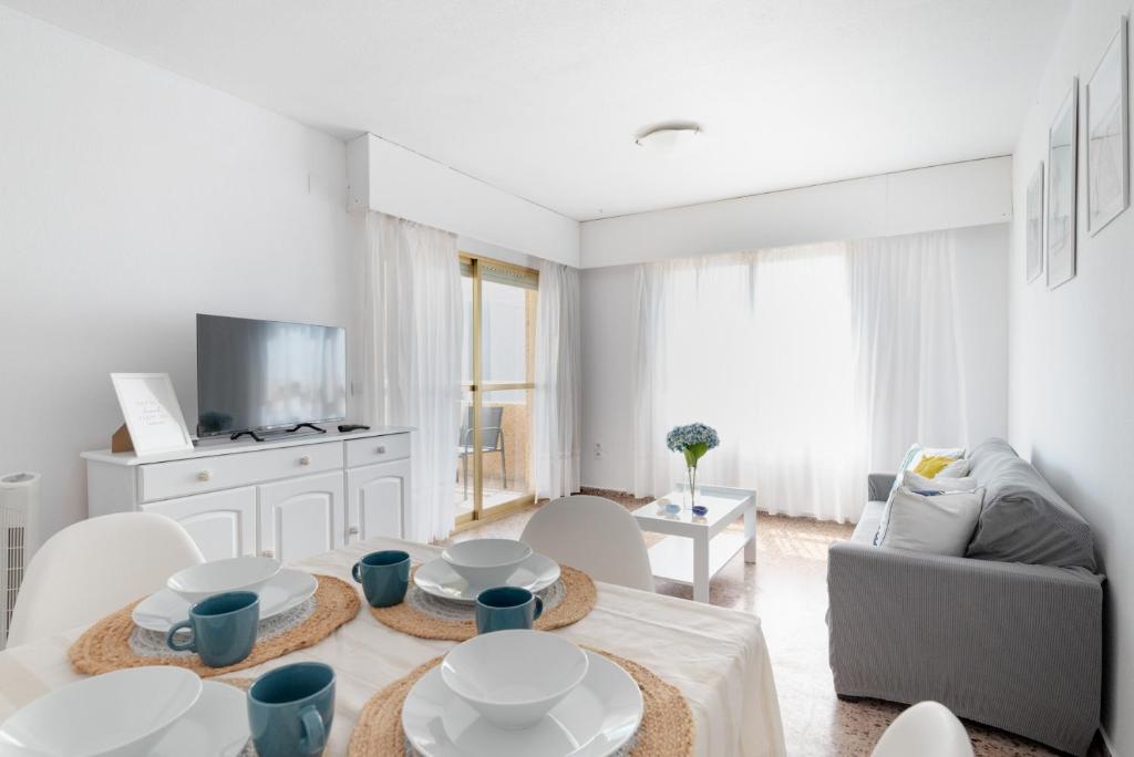 Bright 2 Bed Apartment with pool - Solo Familias - 2