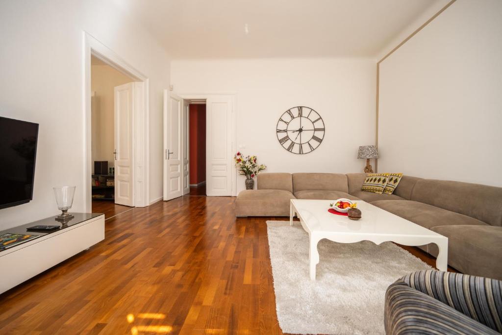 Design 2BDR Apartment - Main Street - 2