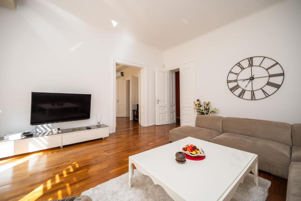 Design 2BDR Apartment - Main Street - 3