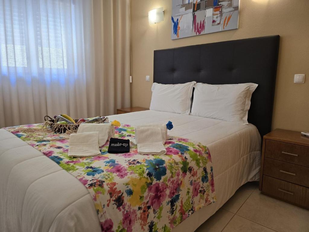 Shared lounge/TV area, LC's Guesthouse in Lagos