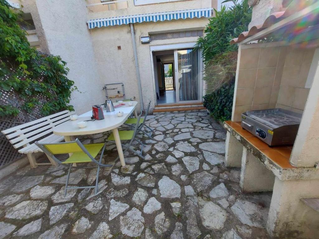 Maison climatisée rénovée 2 pièces, 2 cabines avec terrasses à 500m de la plage, parking inclus - 1