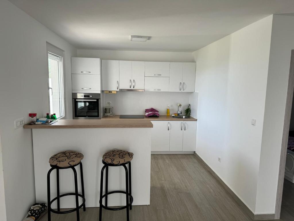 Bela Bar, Dobra Voda