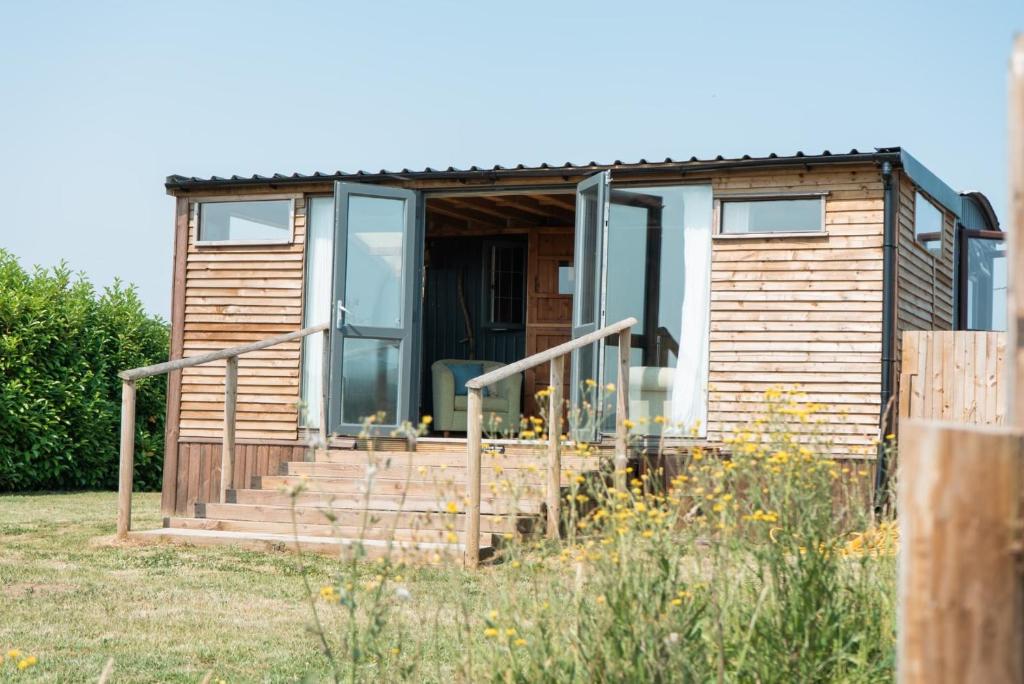 Swallowfield Glamping- Lake View, Yeovil