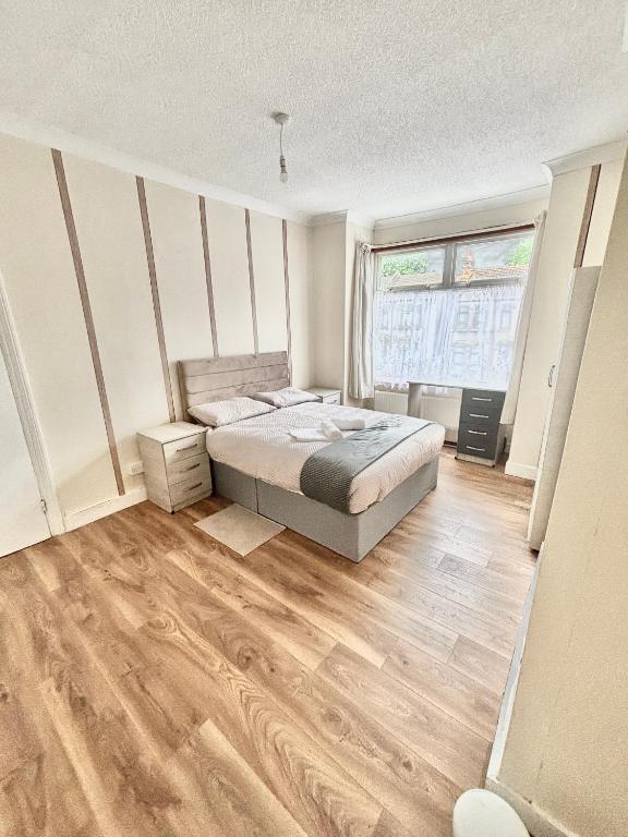 Spacious Room in Ilford, Seven Kings