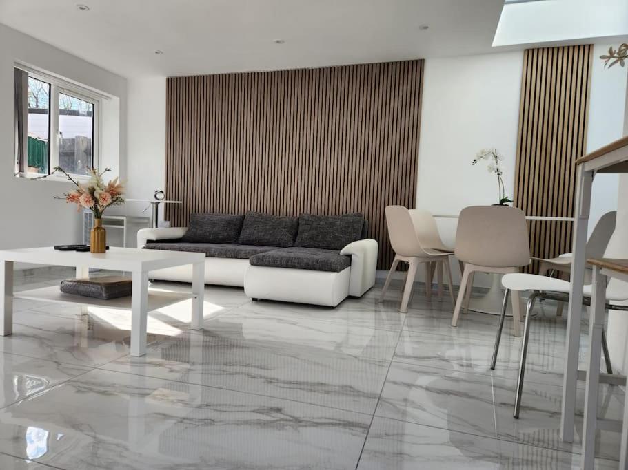 Spacious and bright one bedroom apartment, Oxford