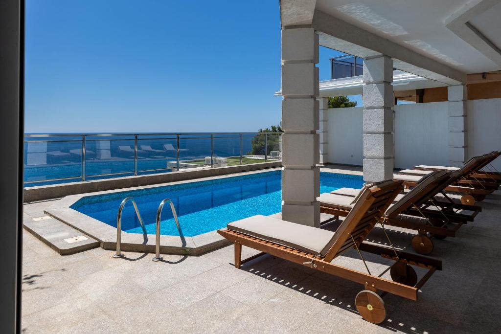 Private swimming pool three-story apartment with a superb view - 3