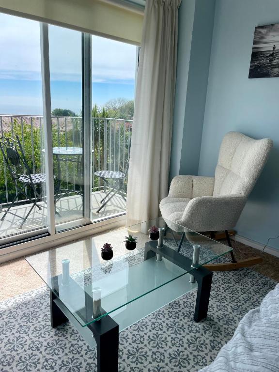 Stunning Charmouth Property with Bay Views photo 3