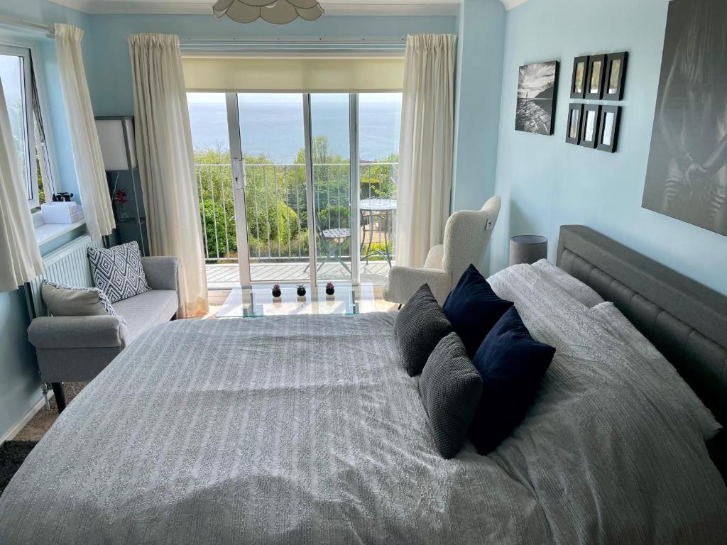 Stunning Charmouth Property with Bay Views photo 2