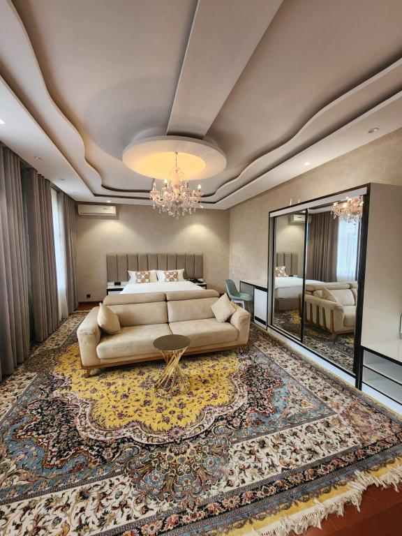 5. HOTEL DE..