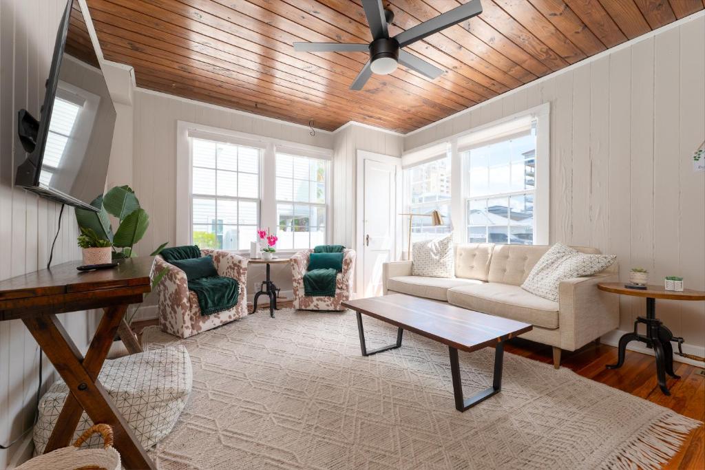 Be A Nomad - Beach Bliss - Close to beach, Jacksonville Beach