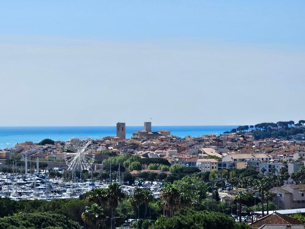 Antibes studio Vauban dernier étage vue mer - 2