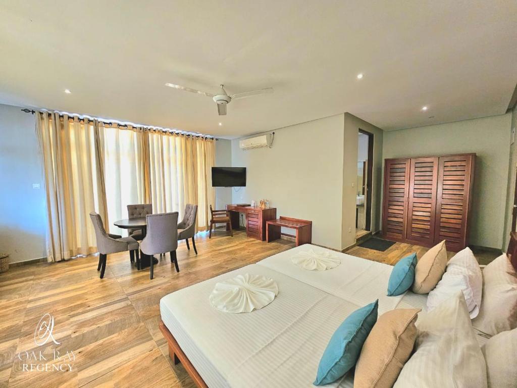 Kandy Oak Ray Regency Hotel room