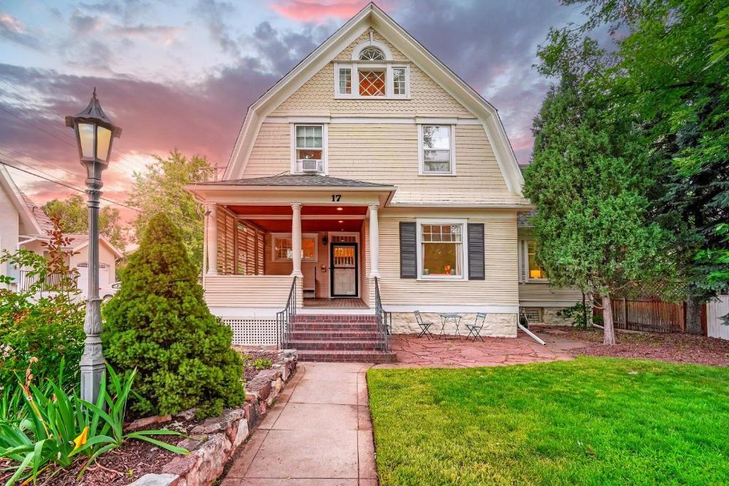 Cascading Manor - Loft HotTub SmartTVs SelfEntry FirePit, Colorado Springs