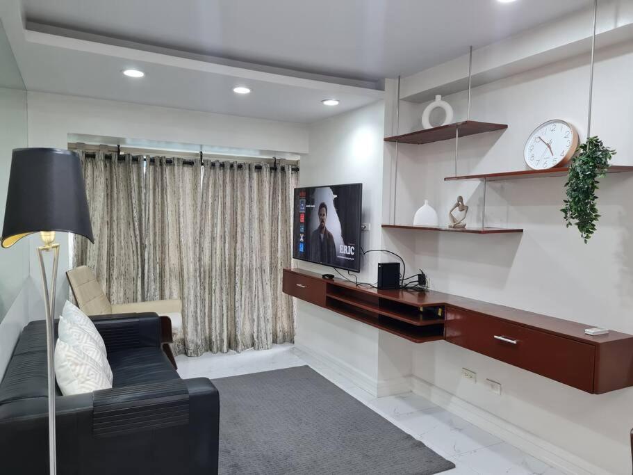 Big 2BR near Burgos Circle, Highstreet, St Lukes - B Parklane T1, Manila