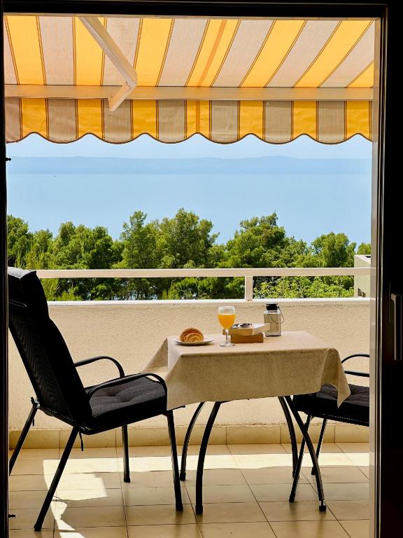 Penthouse studio with sea view, Makarská