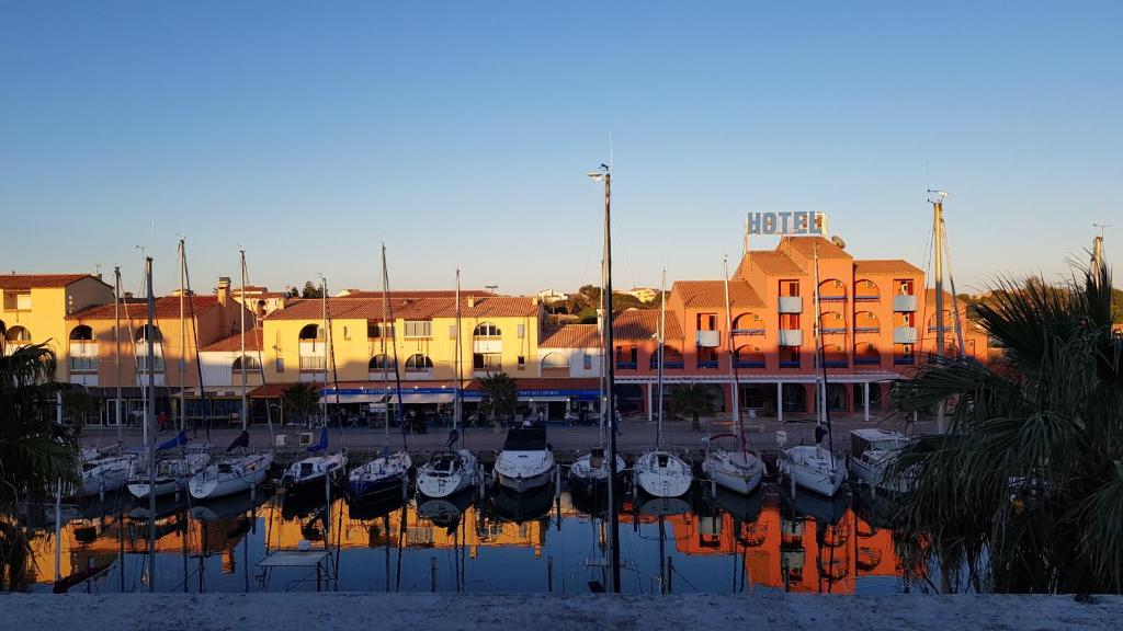 T2, parking, vue sur le port - 1