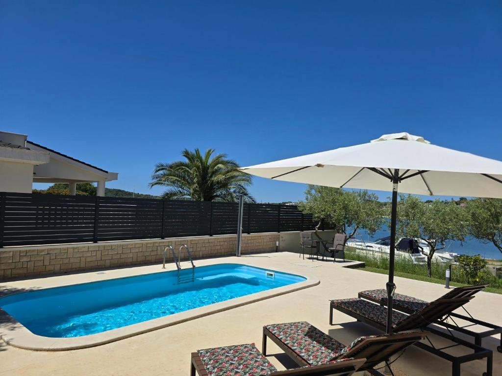 Olive garden, apartment with a private pool, Banjole