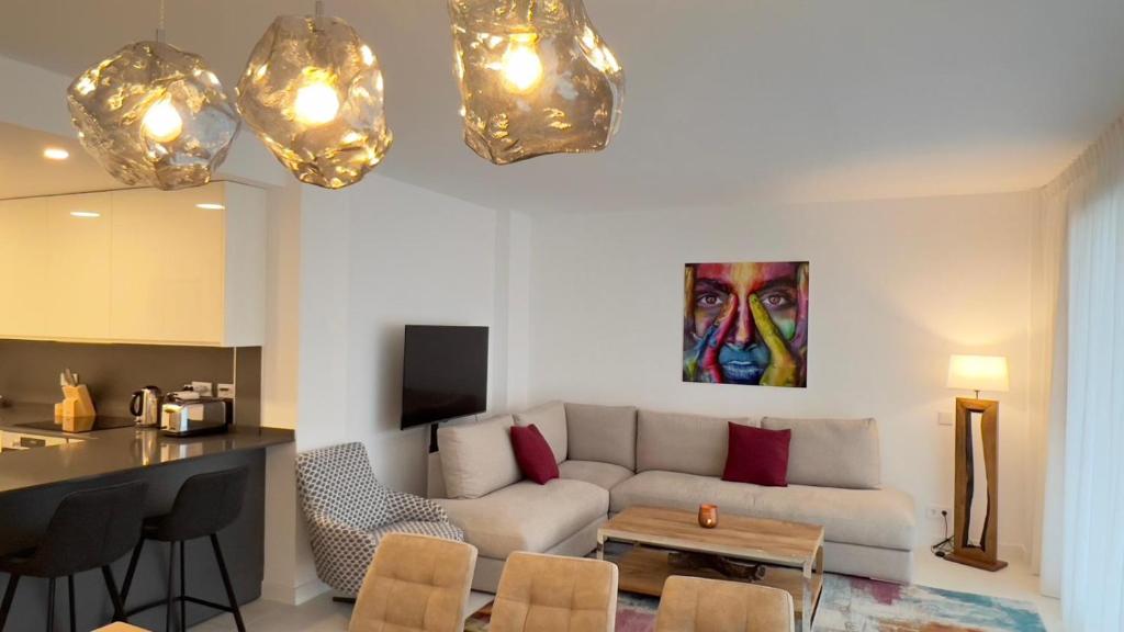 NEW SPACIOUS 4 BEDROOMS APARTMENT IN ESTEPONA 10 min walk to the BEACH - 5