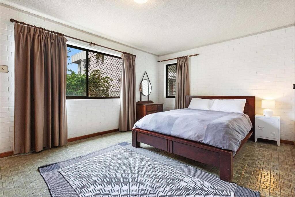 PET FRIENDLY & Super Central Retro Beach Pad!, Gold Coast