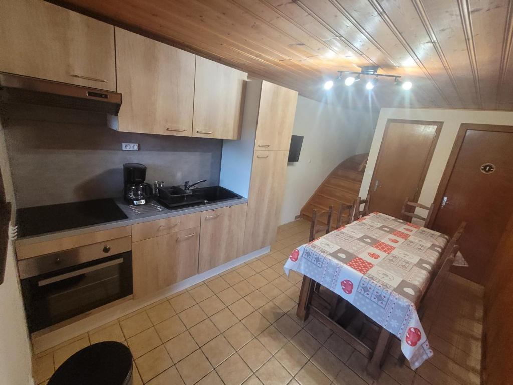 Chalet familial authentique et spacieux 2 chambres 4 à 6 personnes avec parking proche des remontées - 2