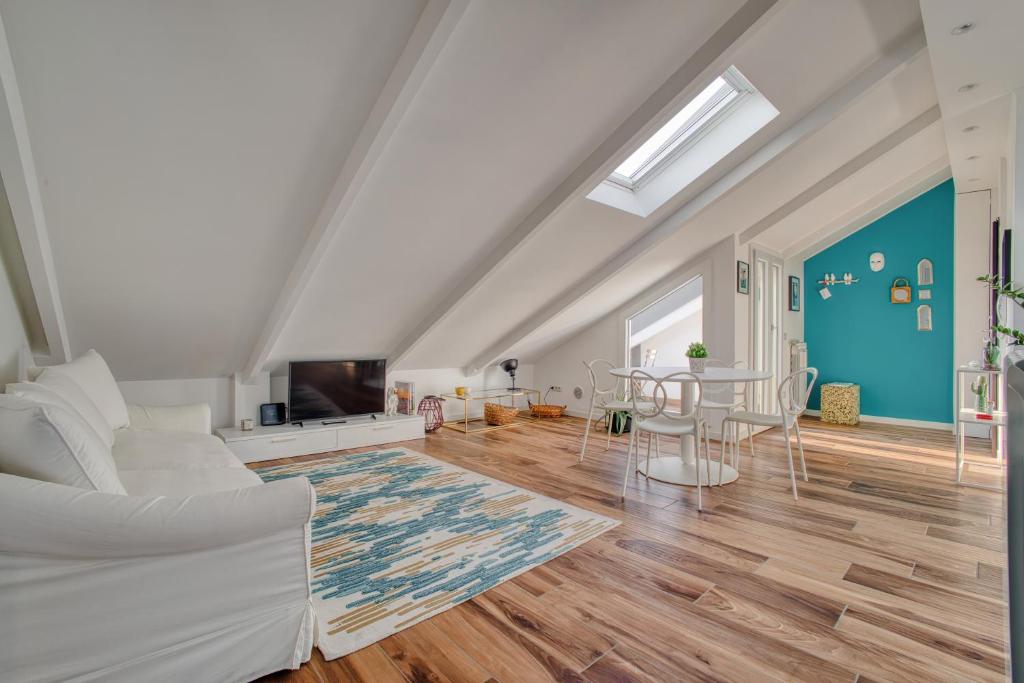 Just Urban Stays - Exclusive Duomo View Penthouse - 5 Min to M4 Dateo - 5