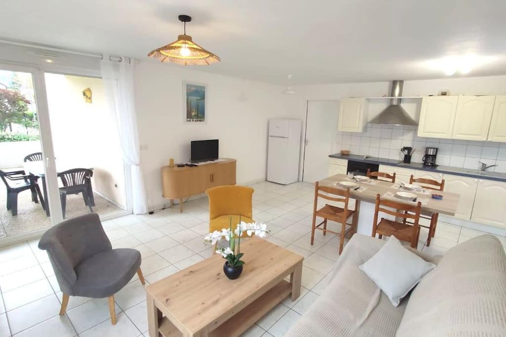 Appartement T3 classé trois étoiles au calme de plain-pied au centre Doussard avec vue sur montagne, lac Annecy à proximité - 1