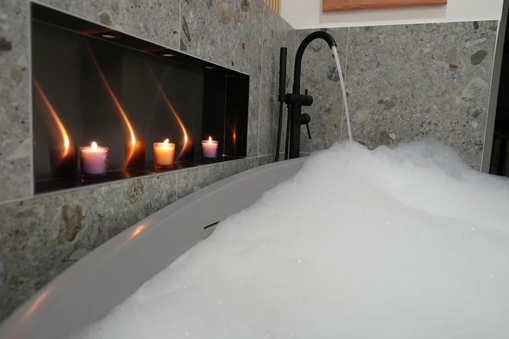 Suite mit Badewanne, Kamin und Parkplatz - 5