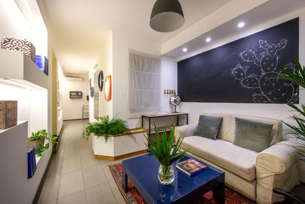 Shared lounge/TV area, Pretoria Rooms in Palermo