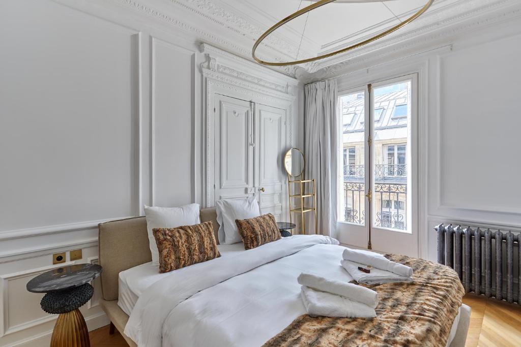 Sublime Apartment Montaigne Arc de Triomphe by Studioprestige - 3
