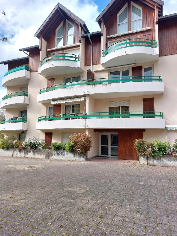 Appartement T3 classé trois étoiles au calme de plain-pied au centre Doussard avec vue sur montagne, lac Annecy à proximité - 2