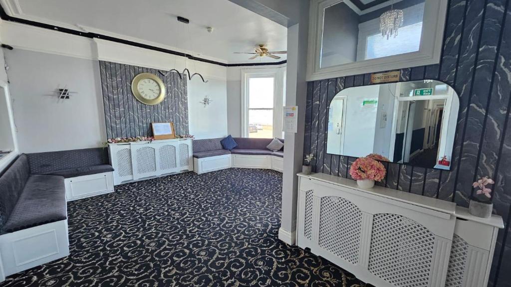 OYO マリン パレード ホテル (OYO Marine Parade Hotel, Eastbourne Pier) フロント・ロビー