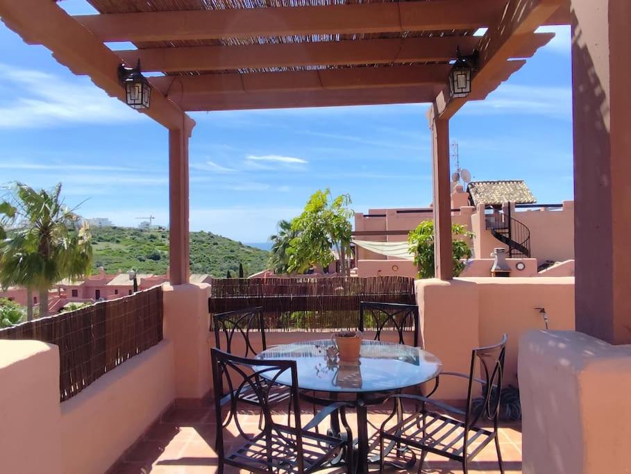 Penthouse Paradiso: 2BR Oasis in Casares del Sol - 3