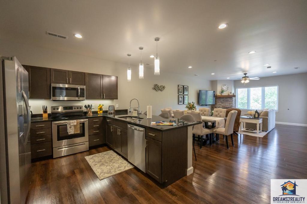 NEW BUILD Luxury 3BR Walk-In - Resort Amenities - FREE TICKETS INCLUDED - FH-G204, Branson