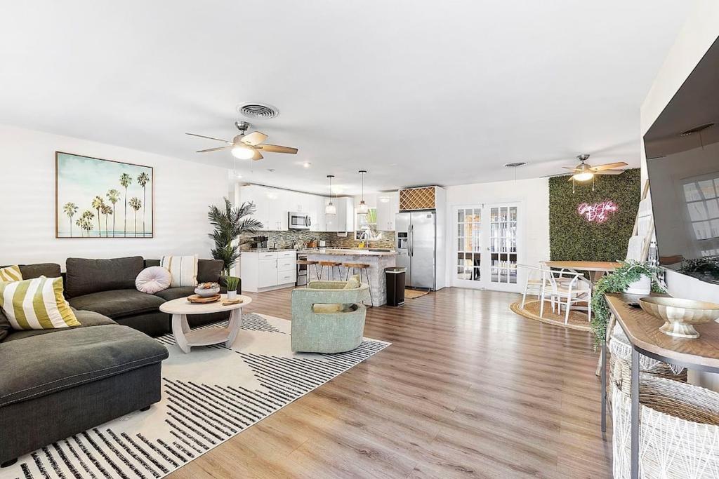 10 min 2 beach Hot Tub Pool Table FirePit Sleeps 8, Deerfield Beach