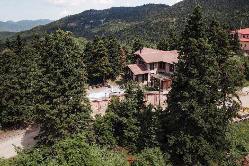 Pavliani Cliffside Retreat, Pávliani