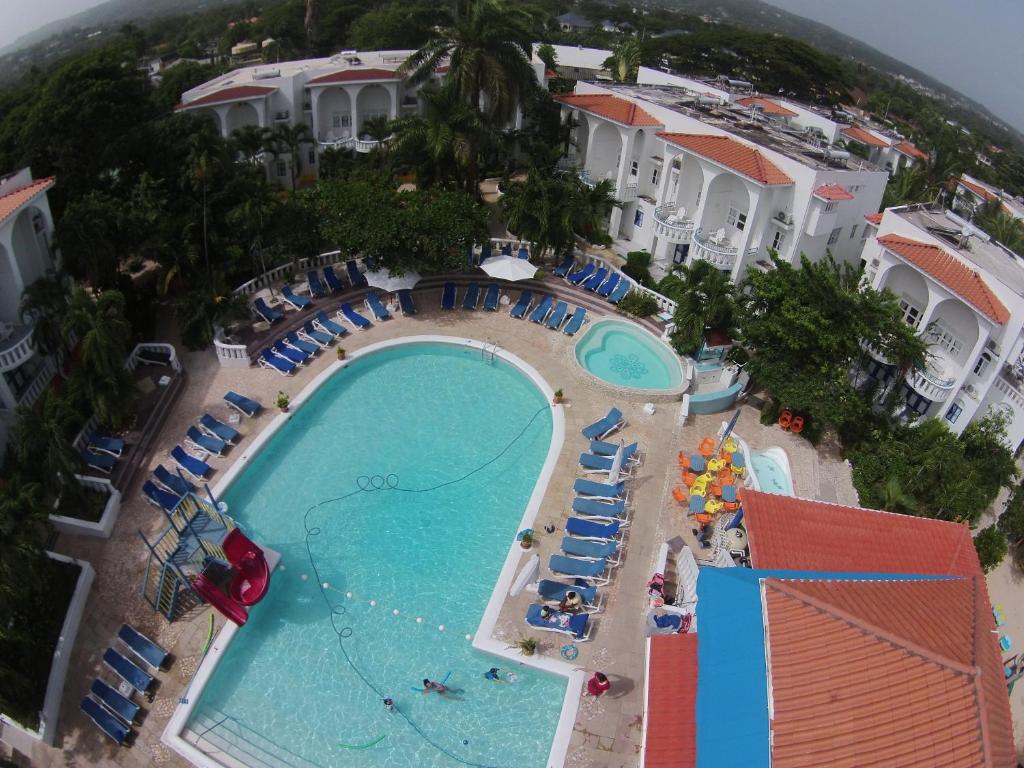 Franklyn D. Resort & Spa — Swimming pool in Runaway Bay
