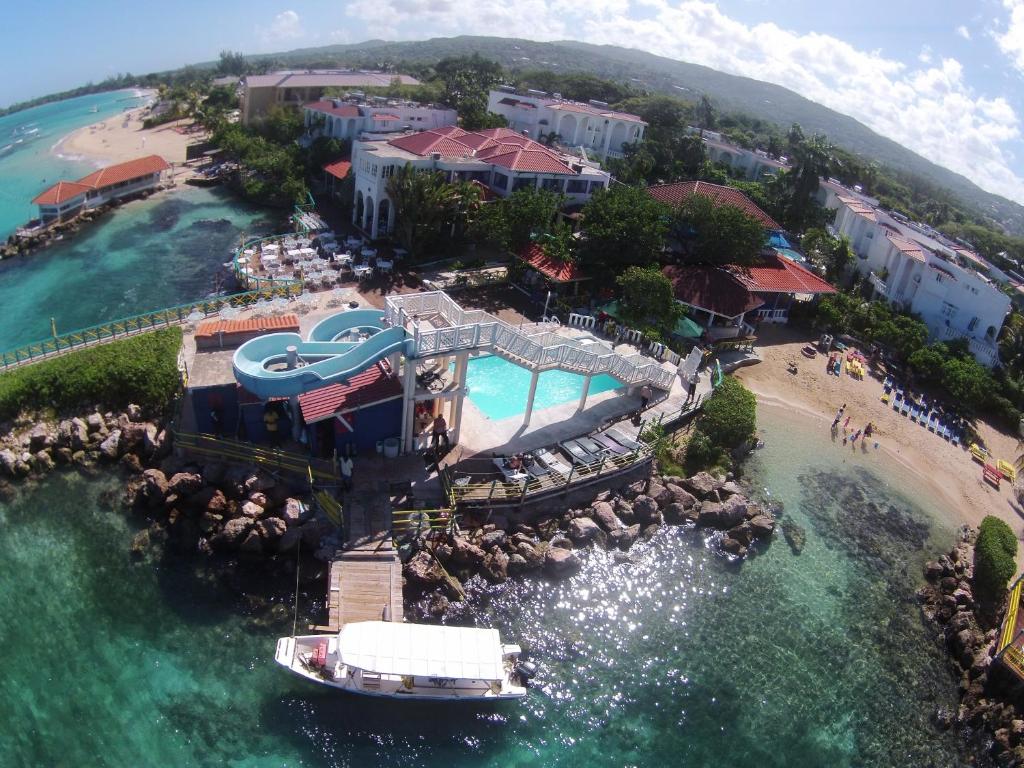 Franklyn D. Resort & Spa — Swimming pool in Runaway Bay
