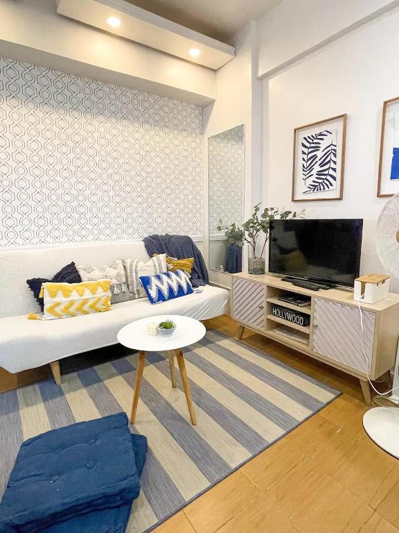 Cozy Condo Mandaluyong with WIFI & Near Train Station, Manila