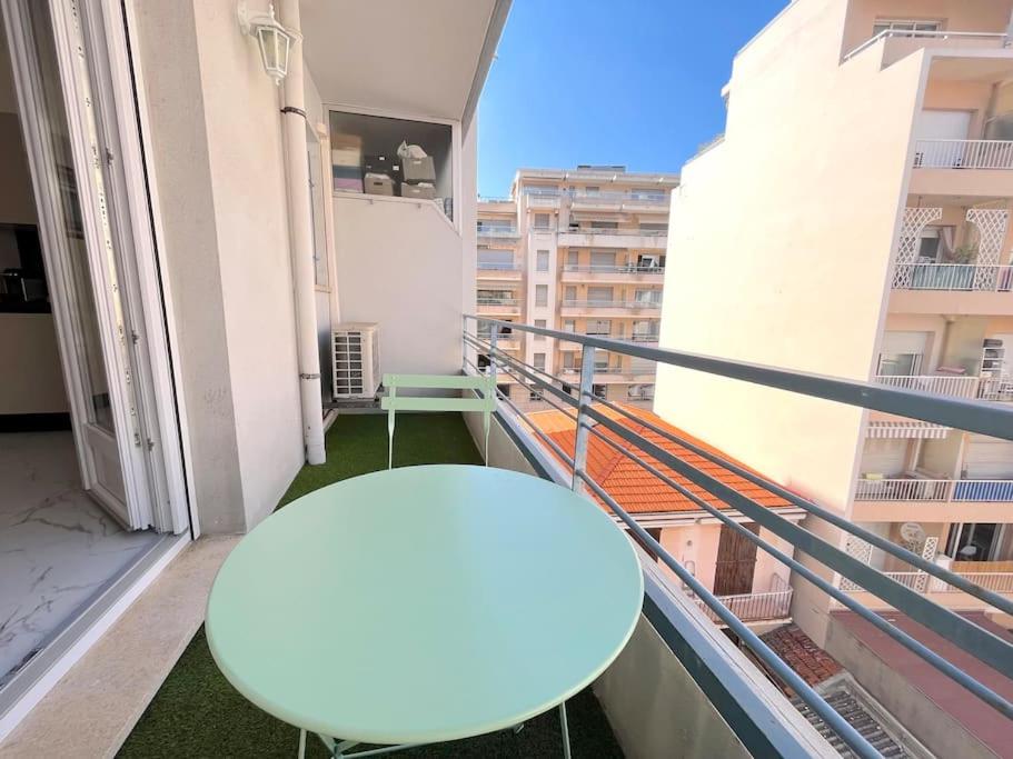JOLI STUDIO - Studio neuf terrasse Clim WI-FI 2 min. des plages - 2