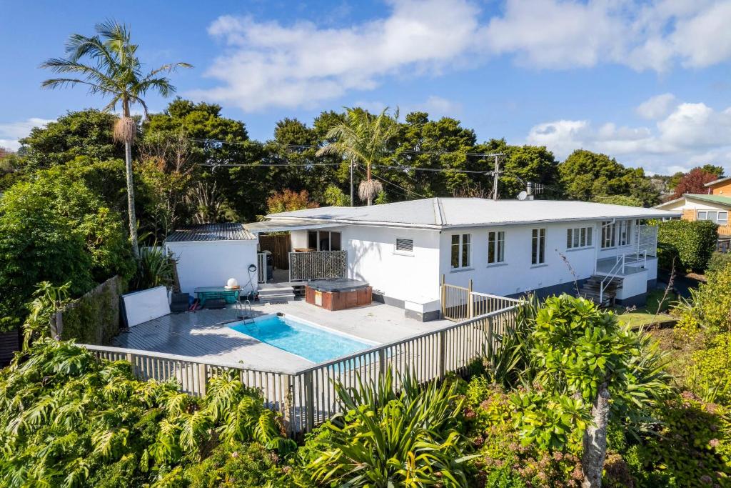 Oceanview Oasis - with pool and spa, Whangarei