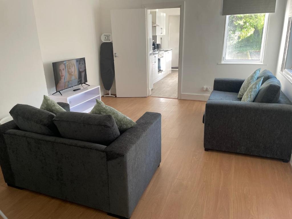 Spring Crescent Apartments - 2 Bed with Garden & Parking, Sleep 6, Southampton