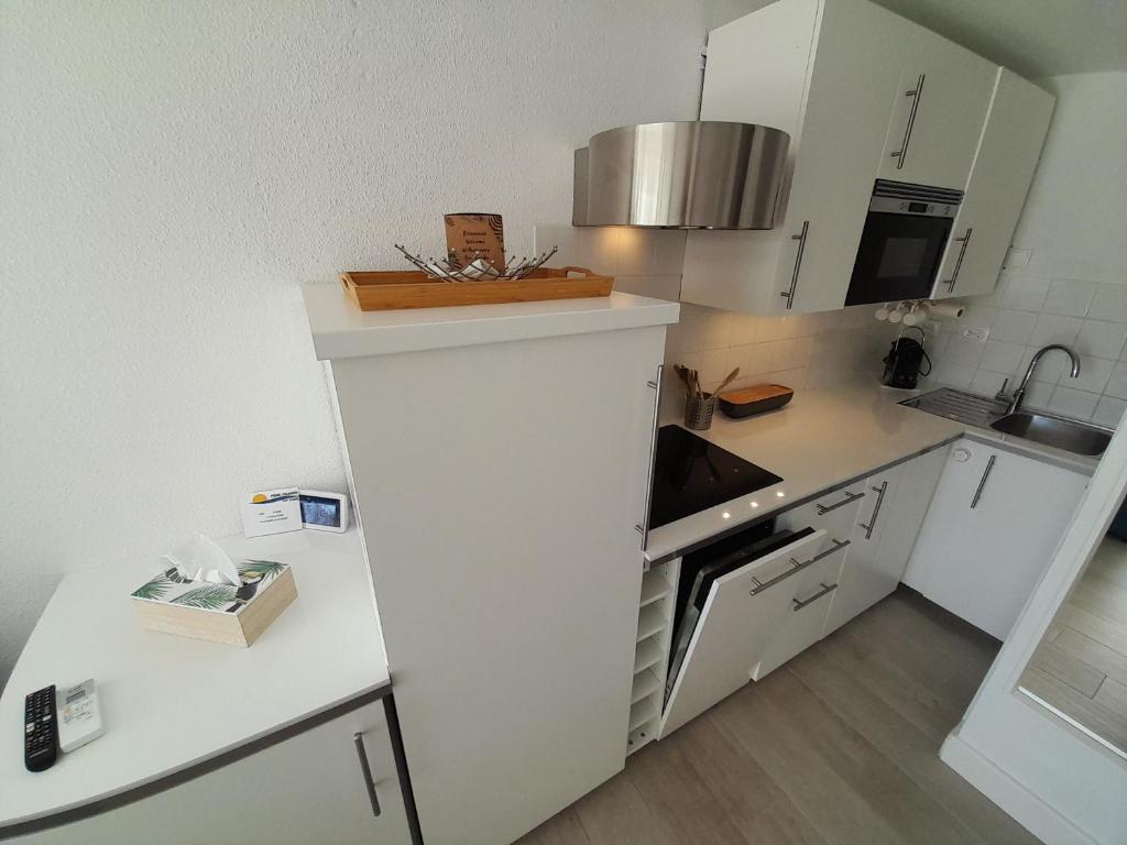 Kitchen, Studio Village Naturiste Port Venus Enigma in Agde