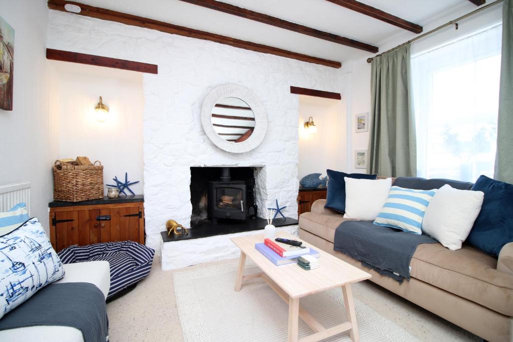 Little Gem in the Mumbles! Fishermans Cottage with Log Burner, Dog friendly and Welcome Breakfast Hamper!, The Mumbles