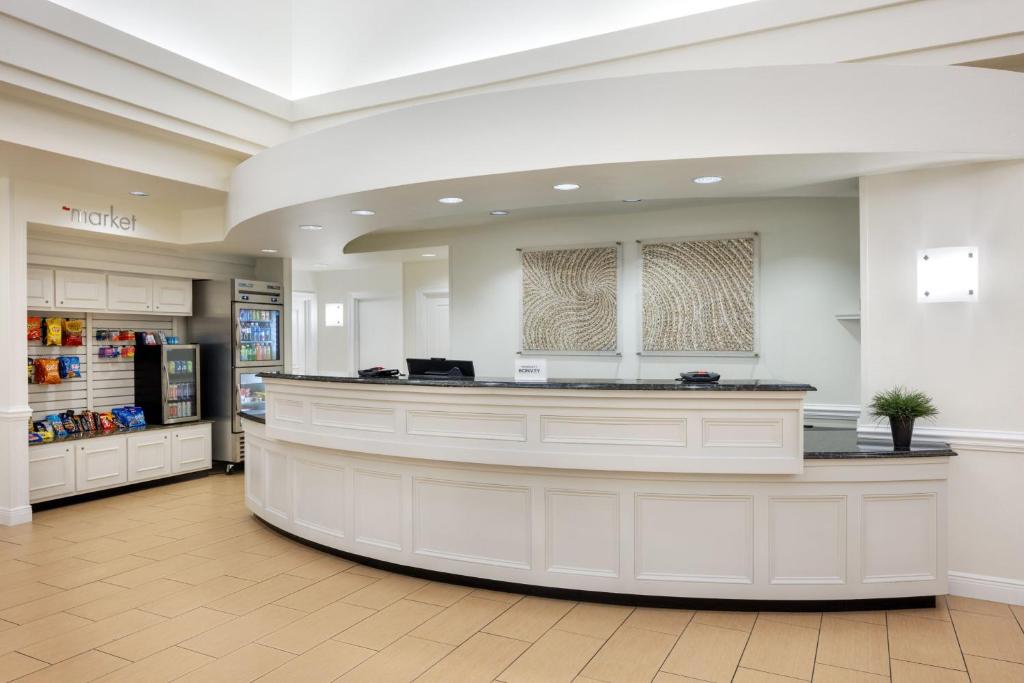 Front desk [24-hour]