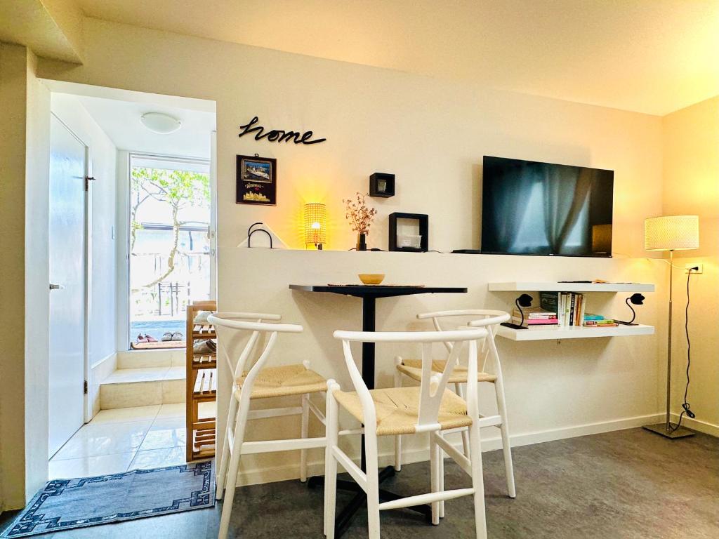 2BR 1BA Garden View Guest Suite - King-size Bed - Free Parking, Vancouver