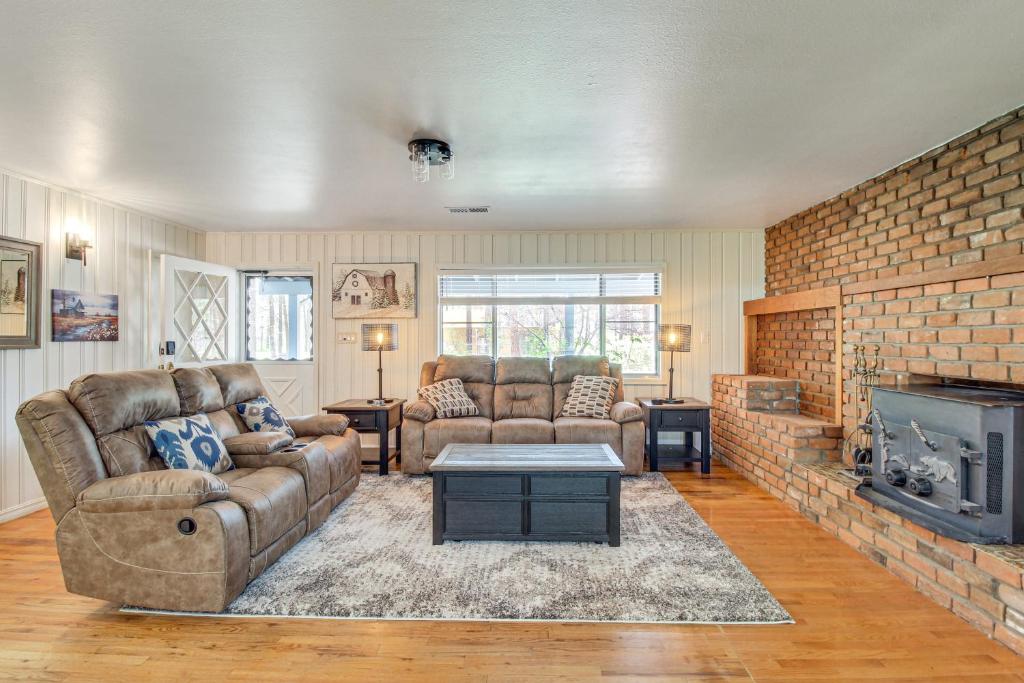 Deck and Pool Table Pinetop-Lakeside Nature Escape, Pinetop-Lakeside