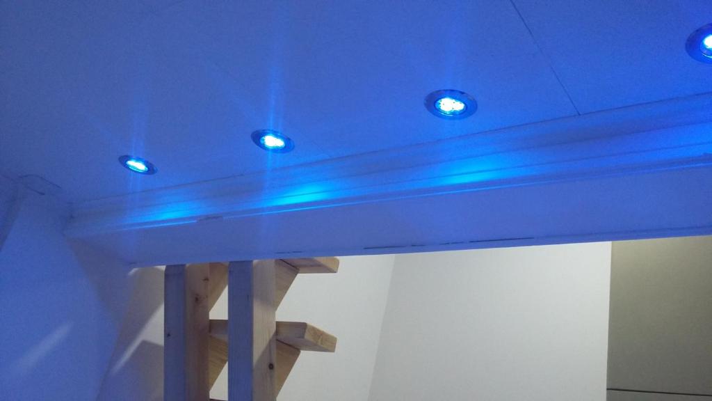 Small Apartment PRIVATE bathroom STRONG WI-FI - 5